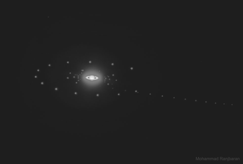 Zdjęcie przedstawia Saturna oraz kilka jego księżyców, uchwyconych na wielu ekspozycjach.  
Więcej informacji w opisie.