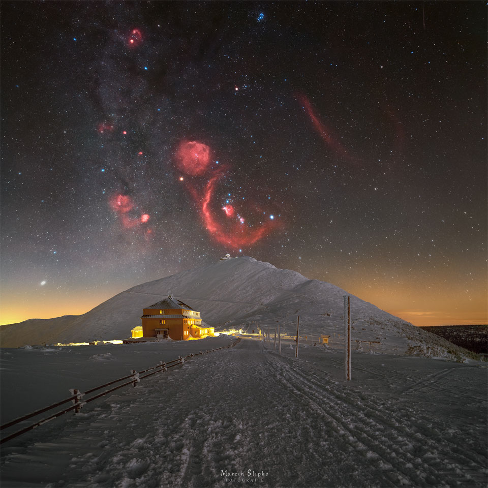 W centrum zaśnieżonego krajobrazu znajduje się wielka góra.
Nad nią widnieje niebo usiane gwiazdami oraz mgławice gwiazdozbioru Oriona. 
Czerwone światło mgławic wyraźnie kontrastuje z ciemnym niebem i jasnym śniegiem.
Więcej szczegółowych informacji w opisie poniżej.