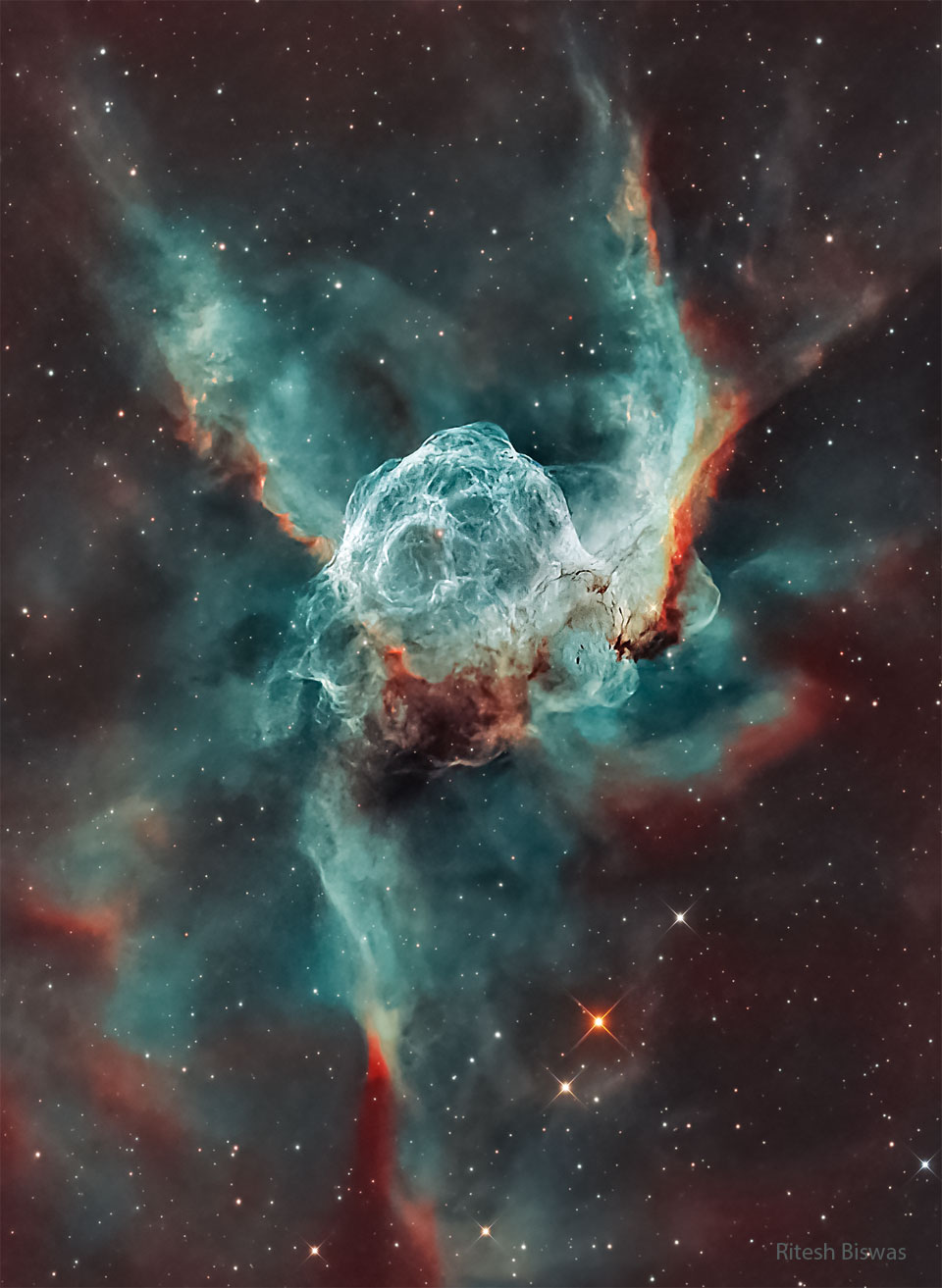 The image shows a starfield with an oval shaped
green-tinged nebula in the center. 
Więcej szczegółowych informacji w opisie poniżej.