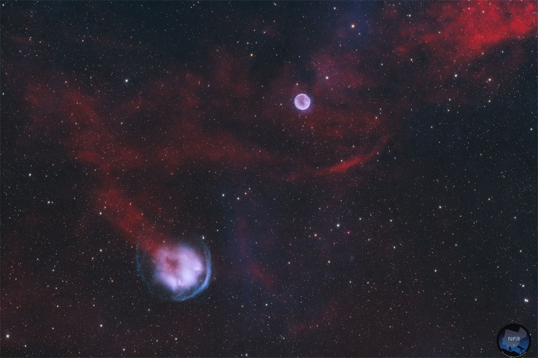 Zdjęcie przedstawia ciemne pole wypełnione gwiazdami oraz dyfuzyjną, czerwoną mgławicę. 
W polu widzenia znajdują się także dwa, okrągłe, jasne obiekty. Obiekt znajdujący się niżej jest większy oraz otoczony niebieską poświatą.
Więcej szczegółowych informacji w opisie poniżej.