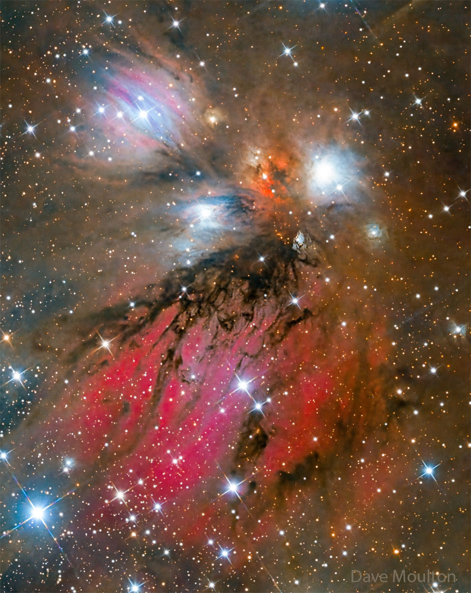 Na zdjęciu na polu jasnych gwiazd dominuje złożona mieszanina
barwnego gazu i ciemnego pyłu. Zobacz opis. Po kliknięciu obrazka załaduje się wersja
 o największej dostępnej rozdzielczości.
