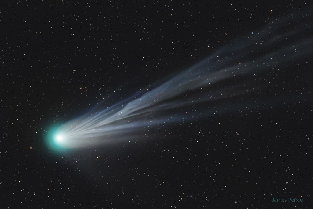 Na zdjęciu pokazano wielką kometę z jej głową
po prawej stronie i jasnobłękitnym falującym warkoczem
jonowym, płynącym przez resztę kadru.
Zobacz opis. Po kliknięciu obrazka załaduje się wersja
 o największej dostępnej rozdzielczości.