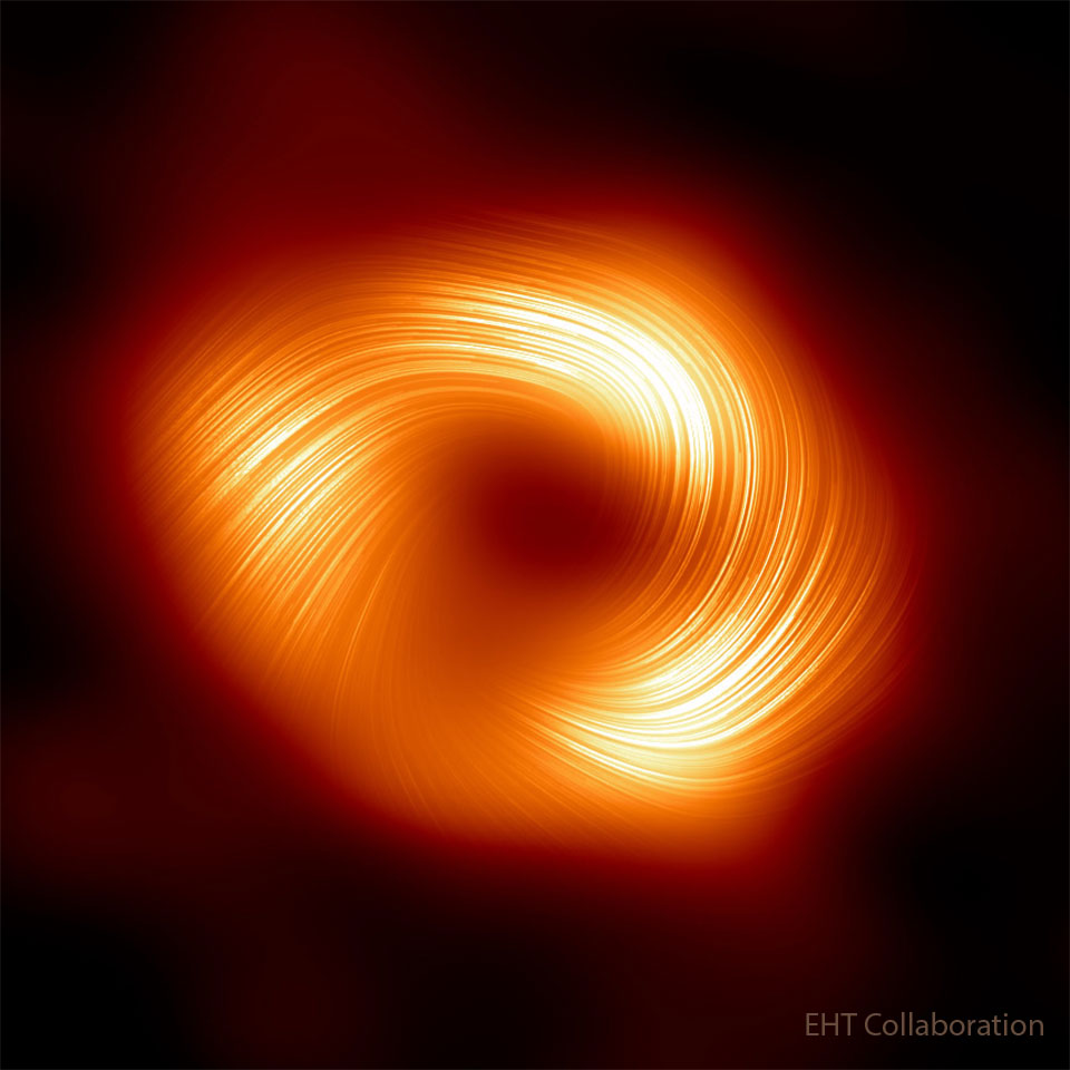 Na zdjęciu pokazano pomarańczową figurę w kształcie donuta
z liniami rozciągającymi się wzdłuż emisji z wirującym wzorem.
Zobacz opis. Po kliknięciu obrazka załaduje się wersja
 o największej dostępnej rozdzielczości.